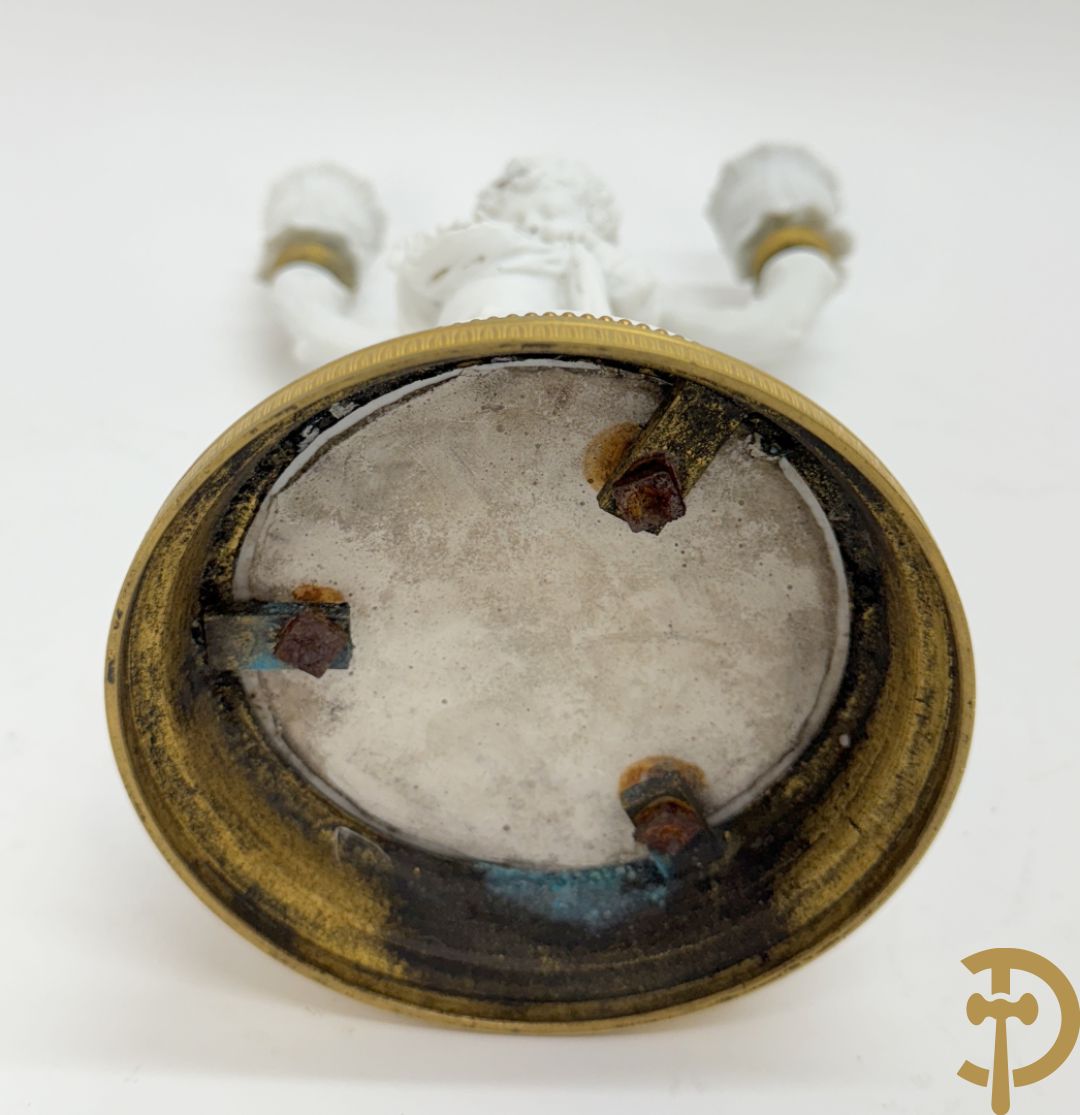 Paar biscuit kandelaars met cupido