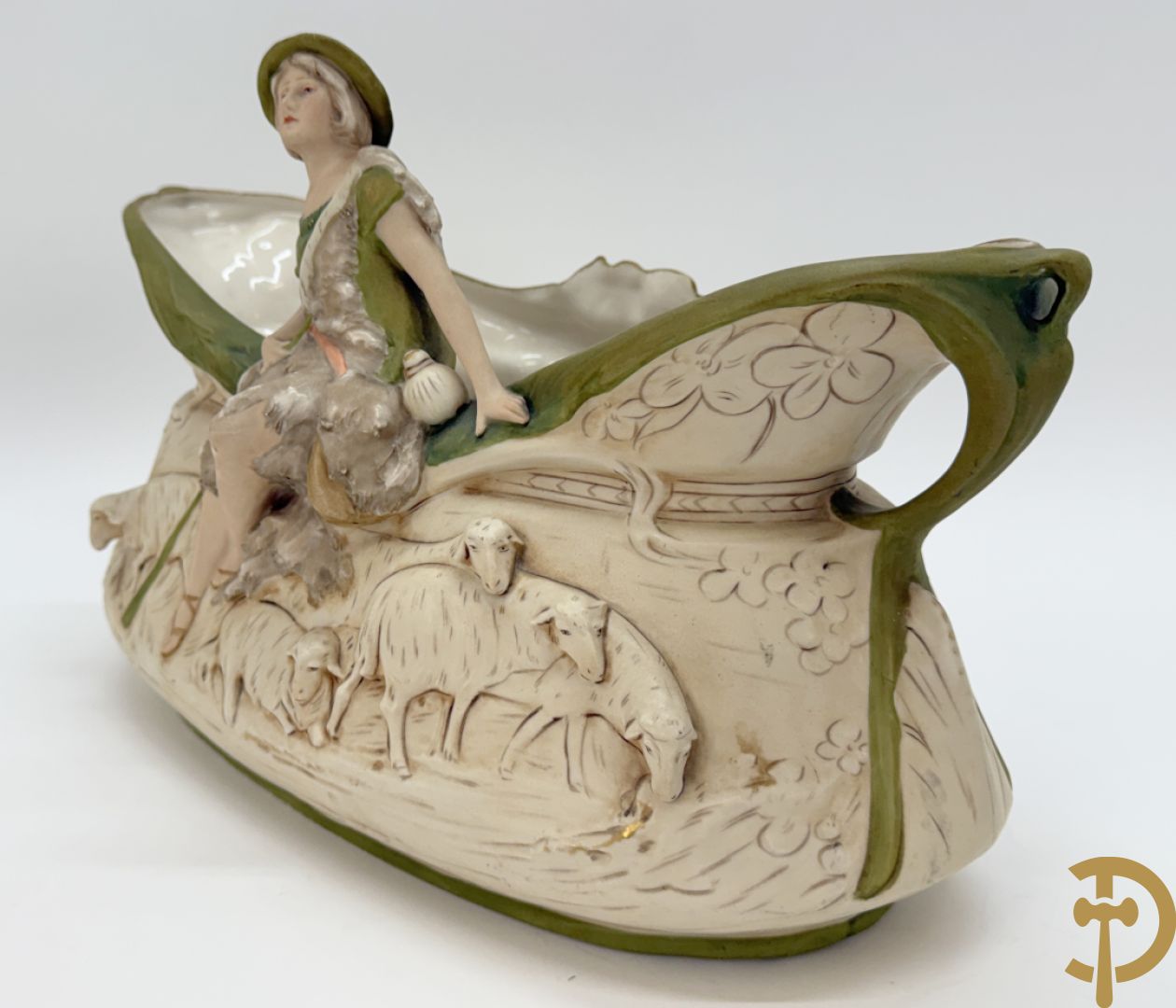 Coupe in Royal Dux met herder en schapen, nummer 1224, gemerkt onderaan