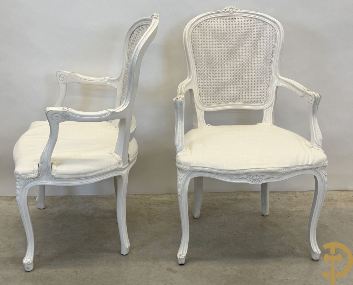 Paar gemonochromeerde Louis XV armzetels met gecanneerde rug + 2 gestoffeerde Louis XV armzetels