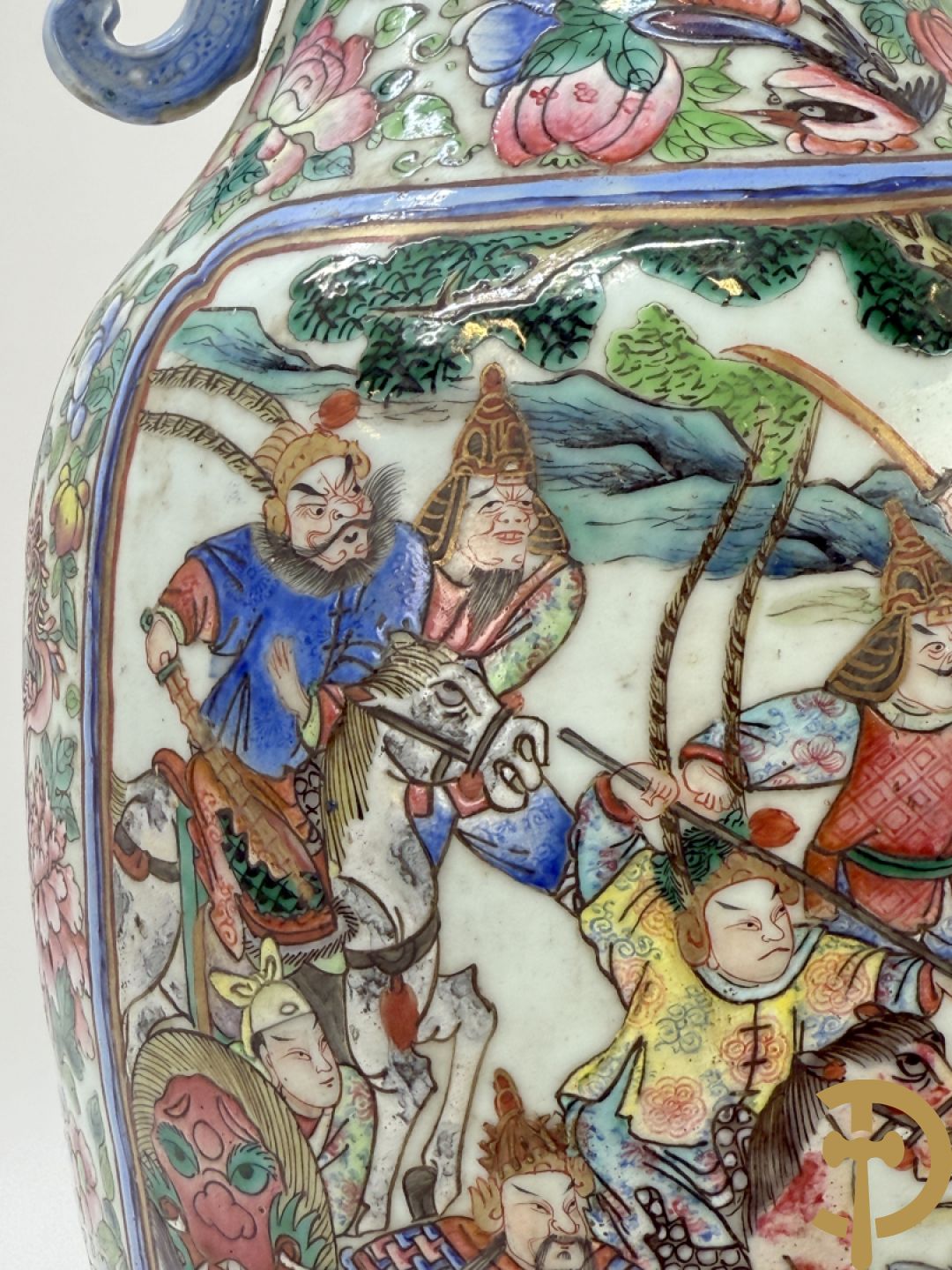 Chinese porseleinen vaas met geanimeerd krijgerdecor en vogeltaferelen
