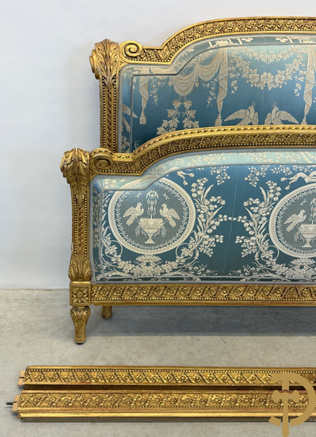 Verguld afgebogen Louis XVI bed met accanthusranken en voluutvormige ornamenten, mooi gestoffeerd met florale motieven