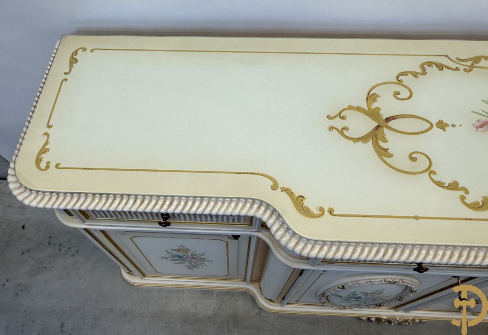 Italiaanse eetkamer met beschilderd bloemenmotief bestaande uit vierdeursdressoir met beschilderde bloemenmotieven, accanthusranken en glazen blad, tafel op gesculpteerde poten en 6 stoelen