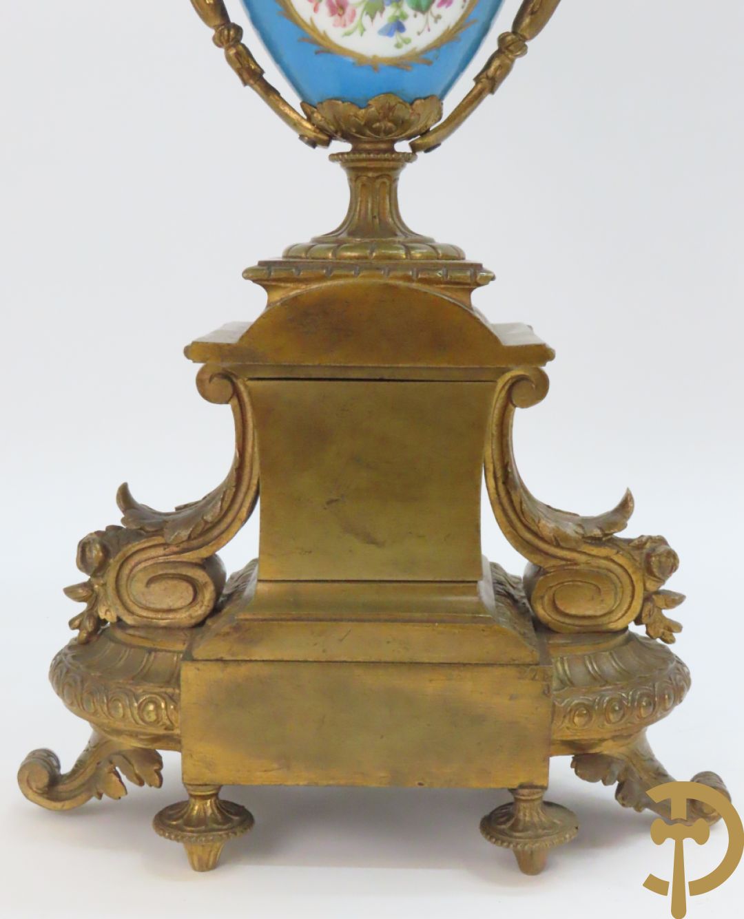 Driedelige bronzen garnituur bezet met Sèvres porselein bestaande uit pendule geflankeerd door paar cupido