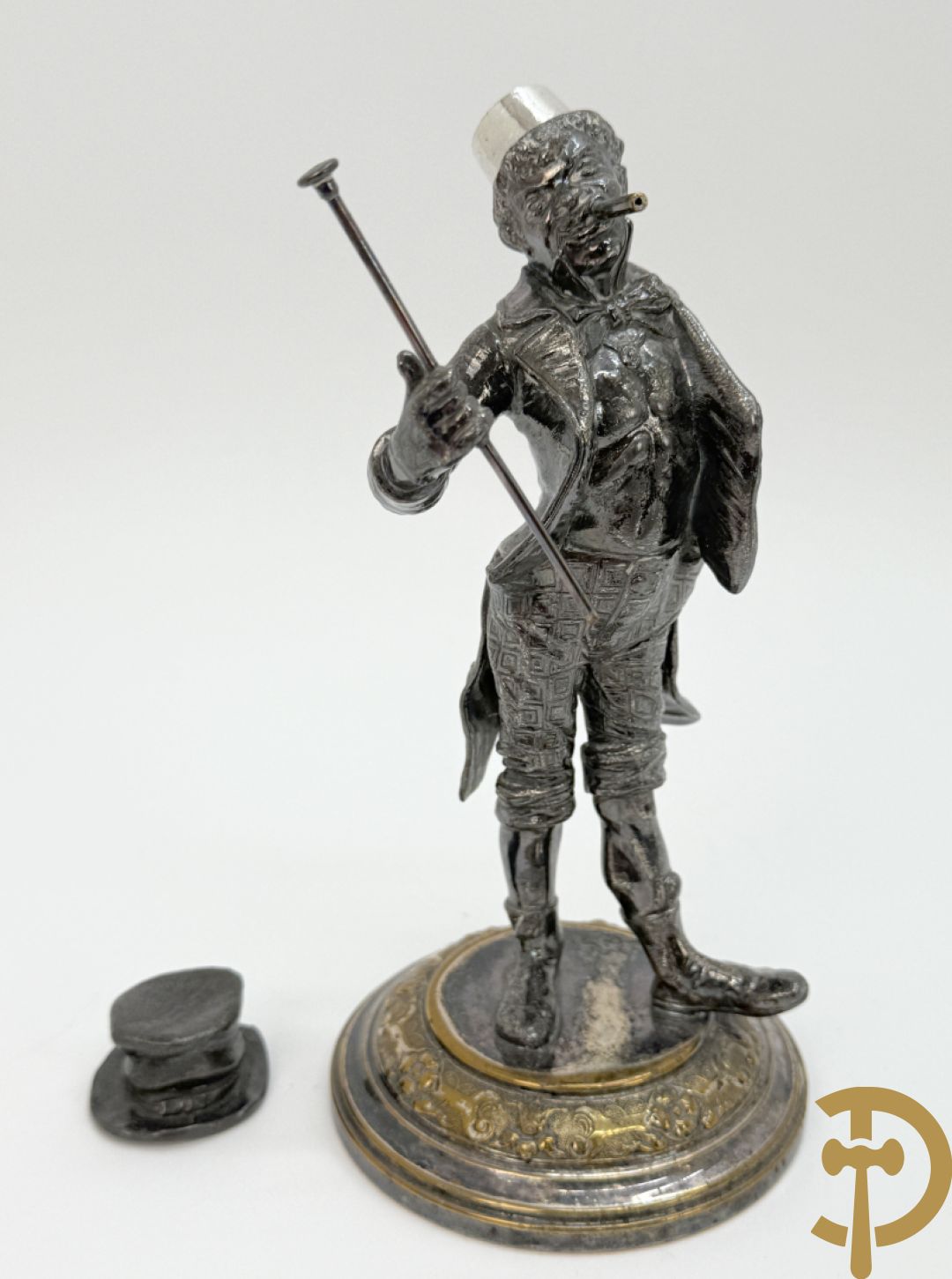 Ongetekend verzilverd metalen beeldje van circusdirecteur met afneembare hoed