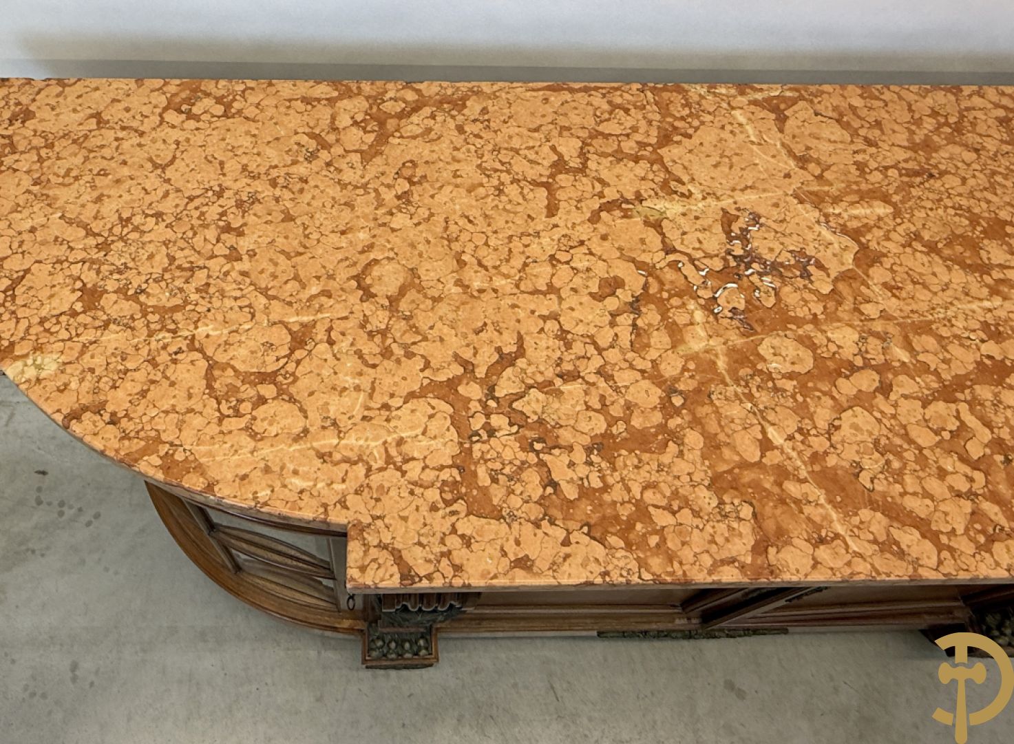 Art deco Decoene vierdeursdressoir in notelaar fineer met gebogen beglaasde deuren opzij en bezet met bronzen ornamenten - bovenaan met marmeren blad