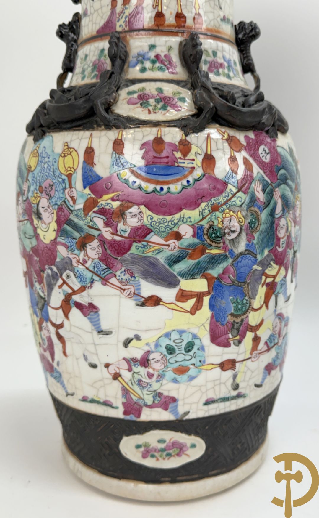 Paar Nankin vazen met dansende figuren en krijgertaferelen op houten sokkels