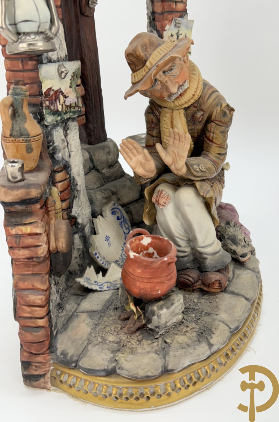 Zes porseleinen groepen Capo di Monte : Paarden met koets, oude man op bank, dame met kinderen, cupido