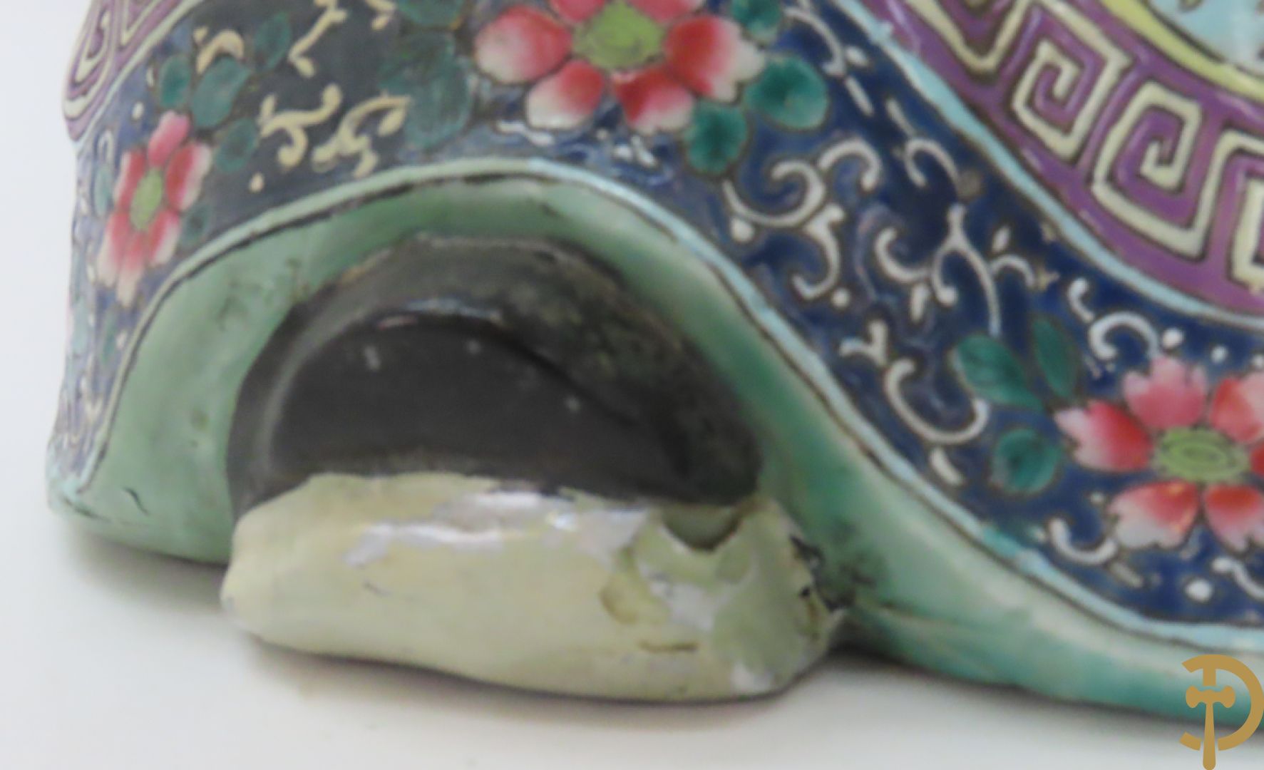 Chinese porseleinen wijsgeer dragende een kind