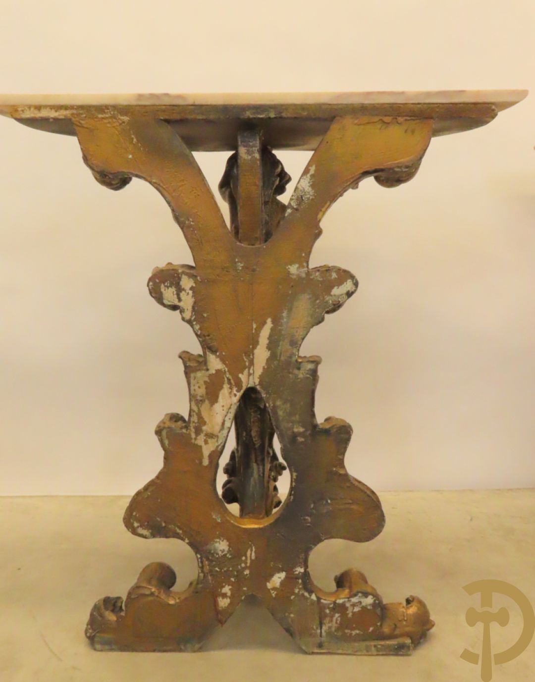 Twee vergulde consooltjes met cupido