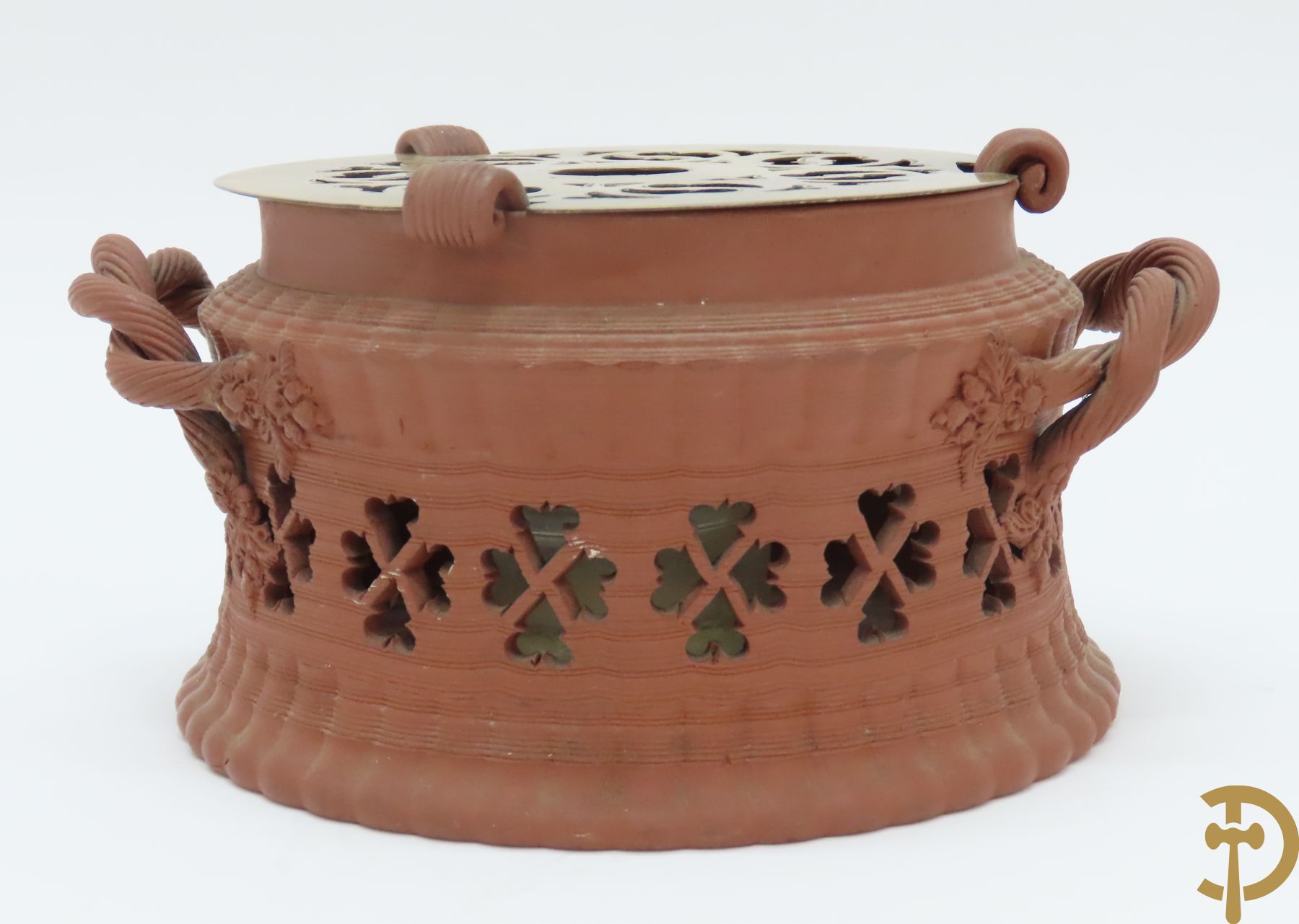 Geajoureerde theestoof in terra cotta +Yixing theepot