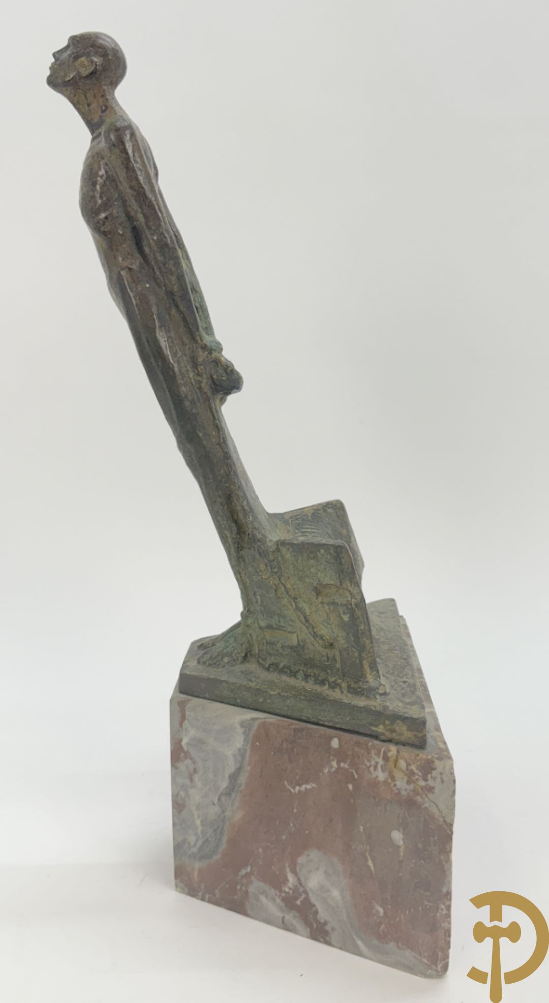 VAN CuL...(?) onleesbaar getekend achteraan Bronzen boegbeeld W.O. II Duits met tekens op marmeren sokkel