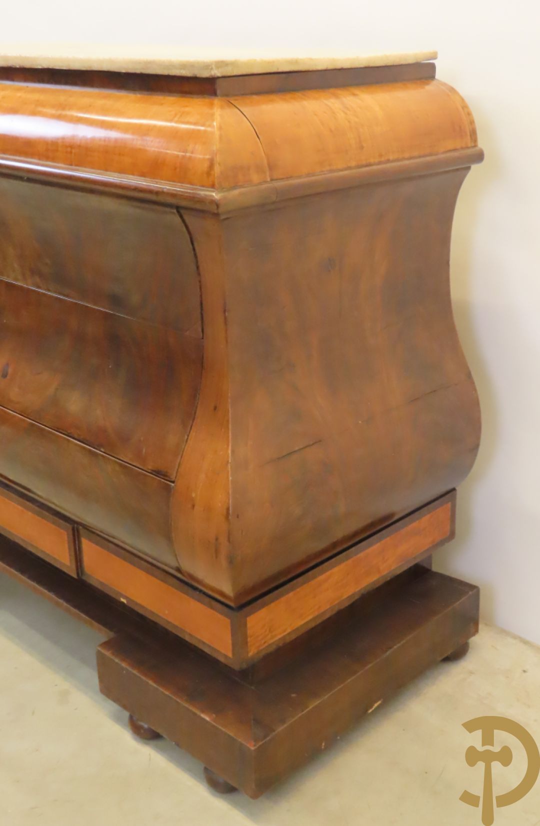 Antieke gegalbeerde commode van mahonie met 4 lades, 2 de kwart 19e