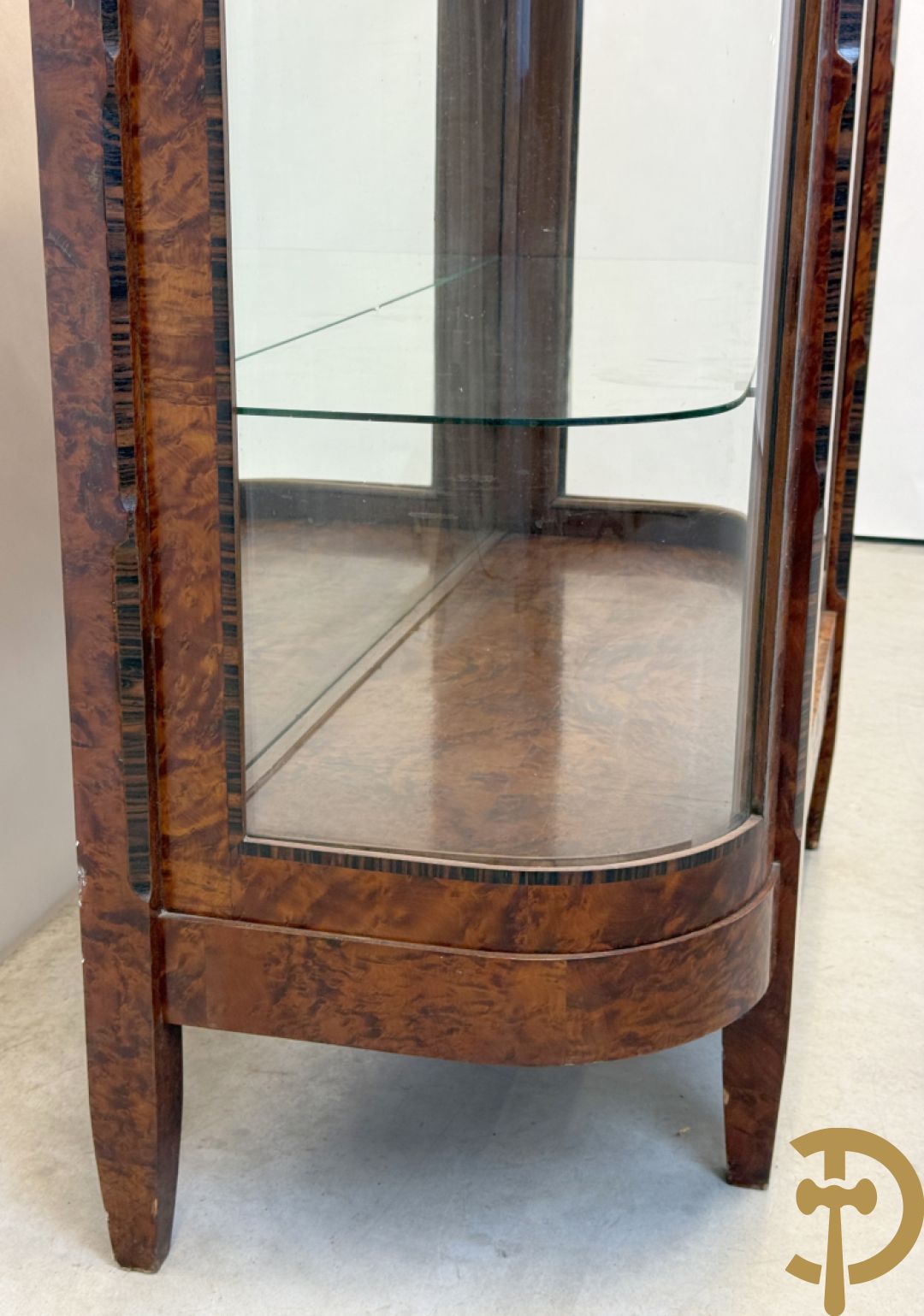 Wortelnotehouten vitrine met afgeronde zijkanten en inleg van palissander