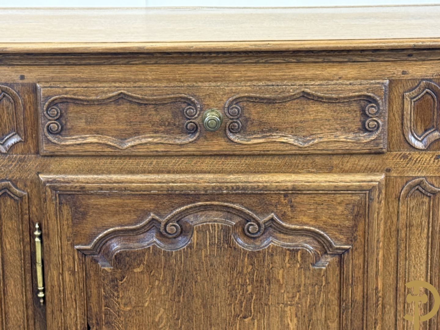 Eiken dressoir met 4 deuren, 4 lades en afgestoken Louis XV panelen