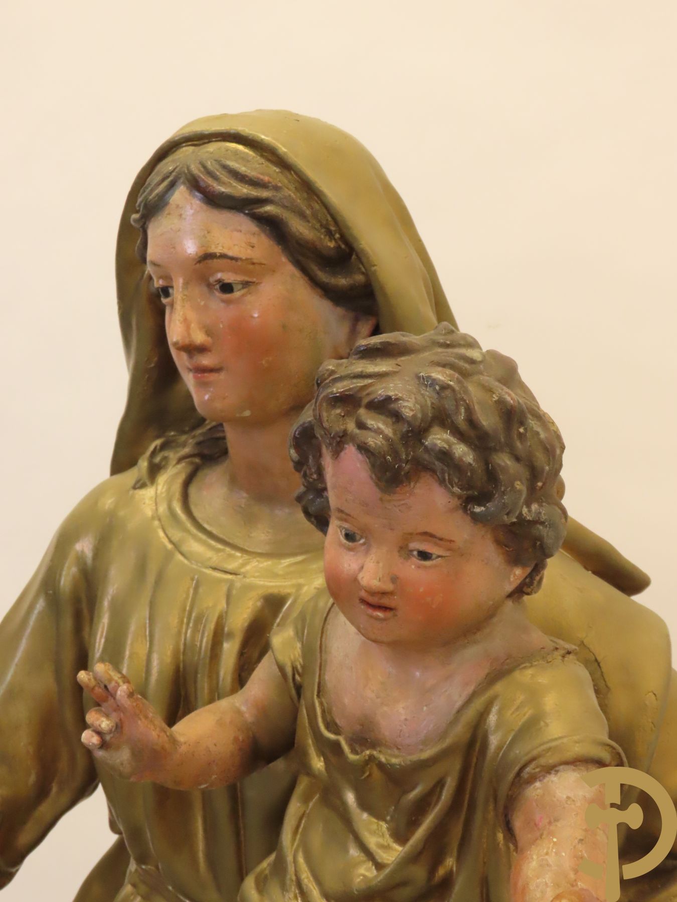 Grote vergulde Madonna met kind in papier maché  op houten sokkel met afgeschuinde hoeken