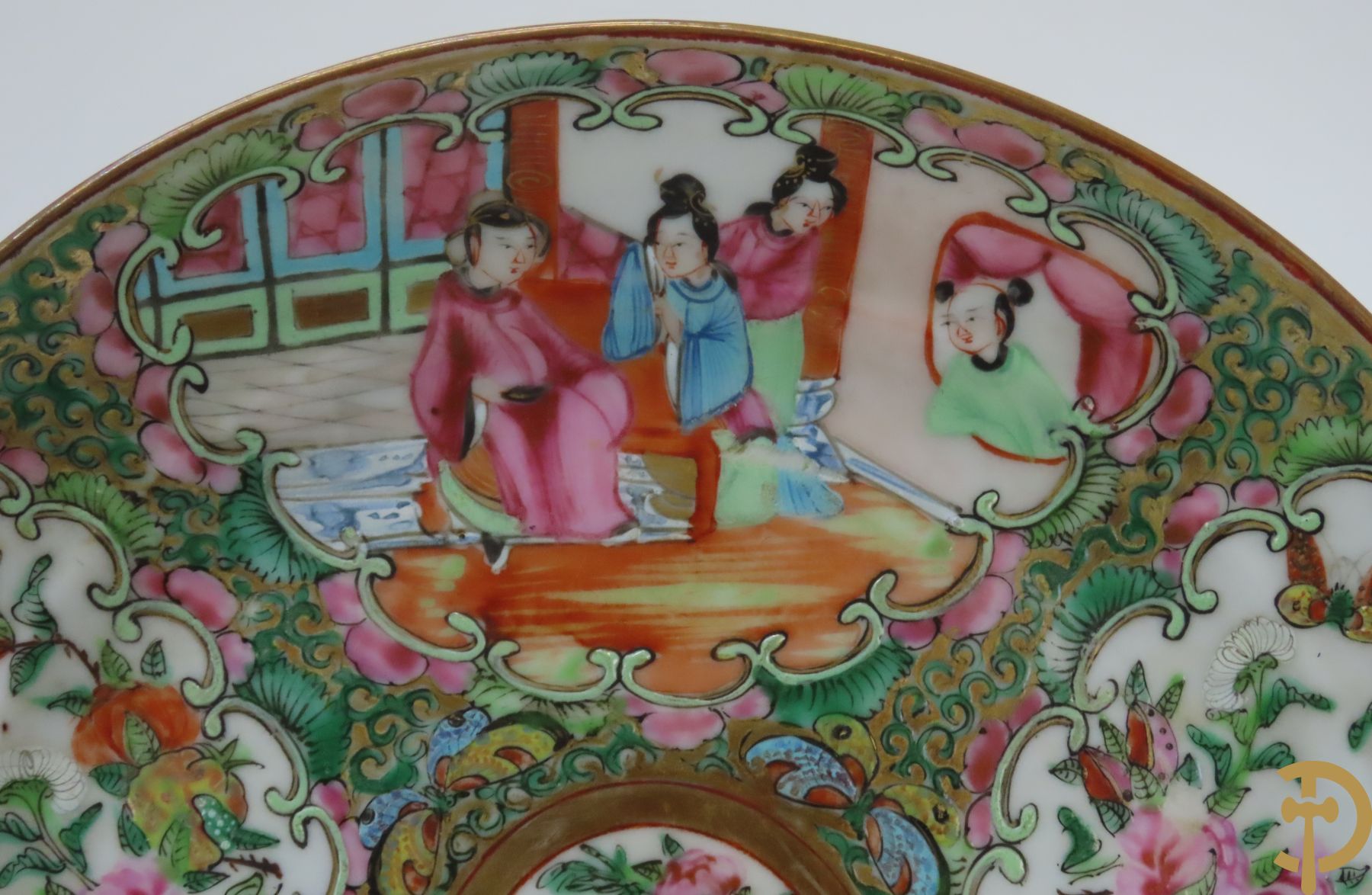 Zes Chinese porseleinen Kantonbordjes met geanimeerde scènes en bloemen- en vogeldecor