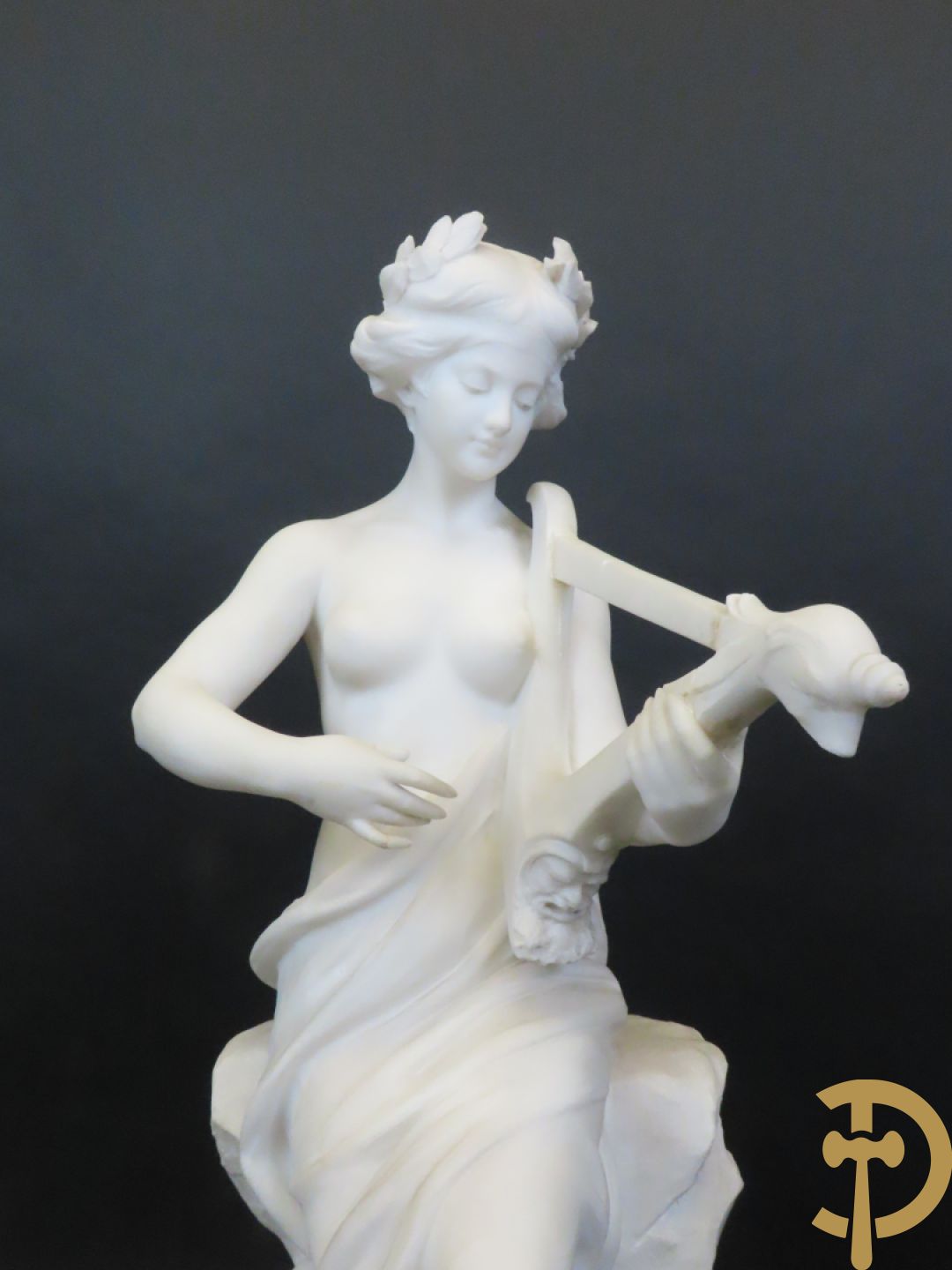 Prof. Fagioli Firenze getekend : Witte marmersculptuur van zittende dame met ontblote boezem met muziekinstrument