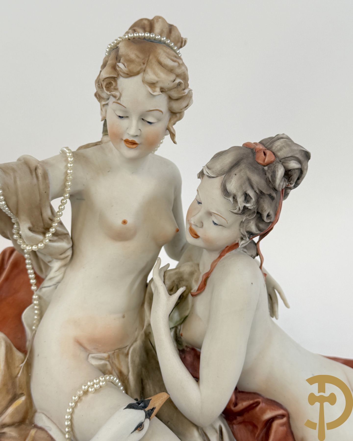 Italiaanse biscuitgroepen w.o. grote groep met 2 liggende naakte dames met zwaan, jongeman op rots, vioolspeler met edeldame, dame met kanten jurk en kinderen + Armani G. getekend 