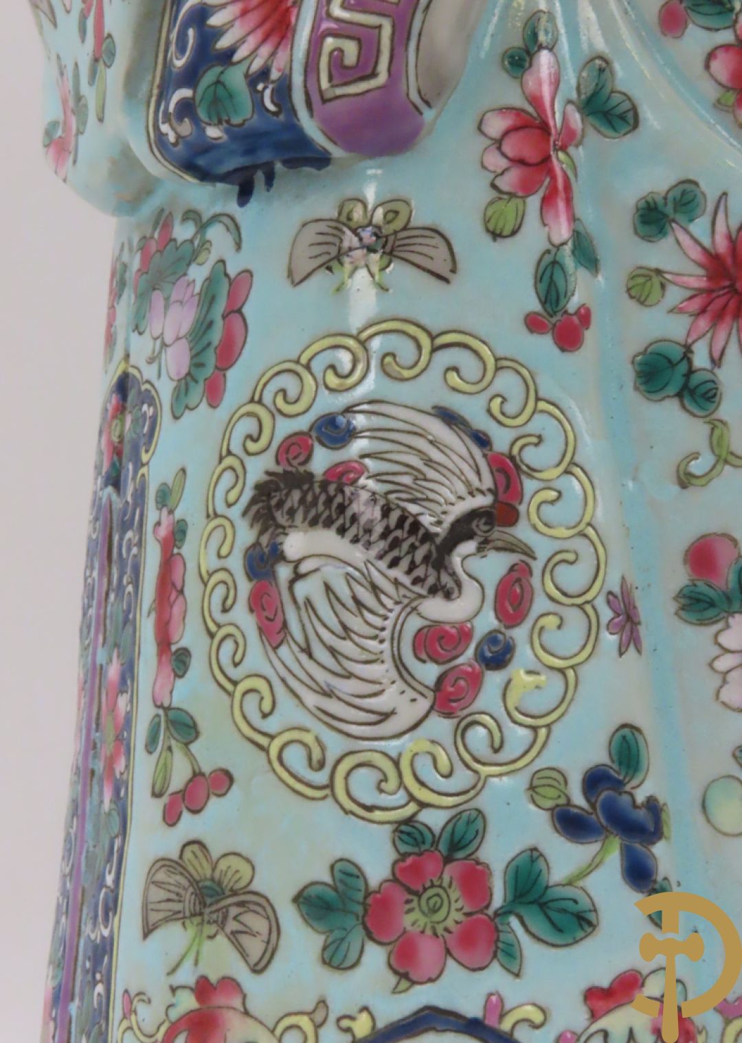 Chinese porseleinen wijsgeer dragende een kind