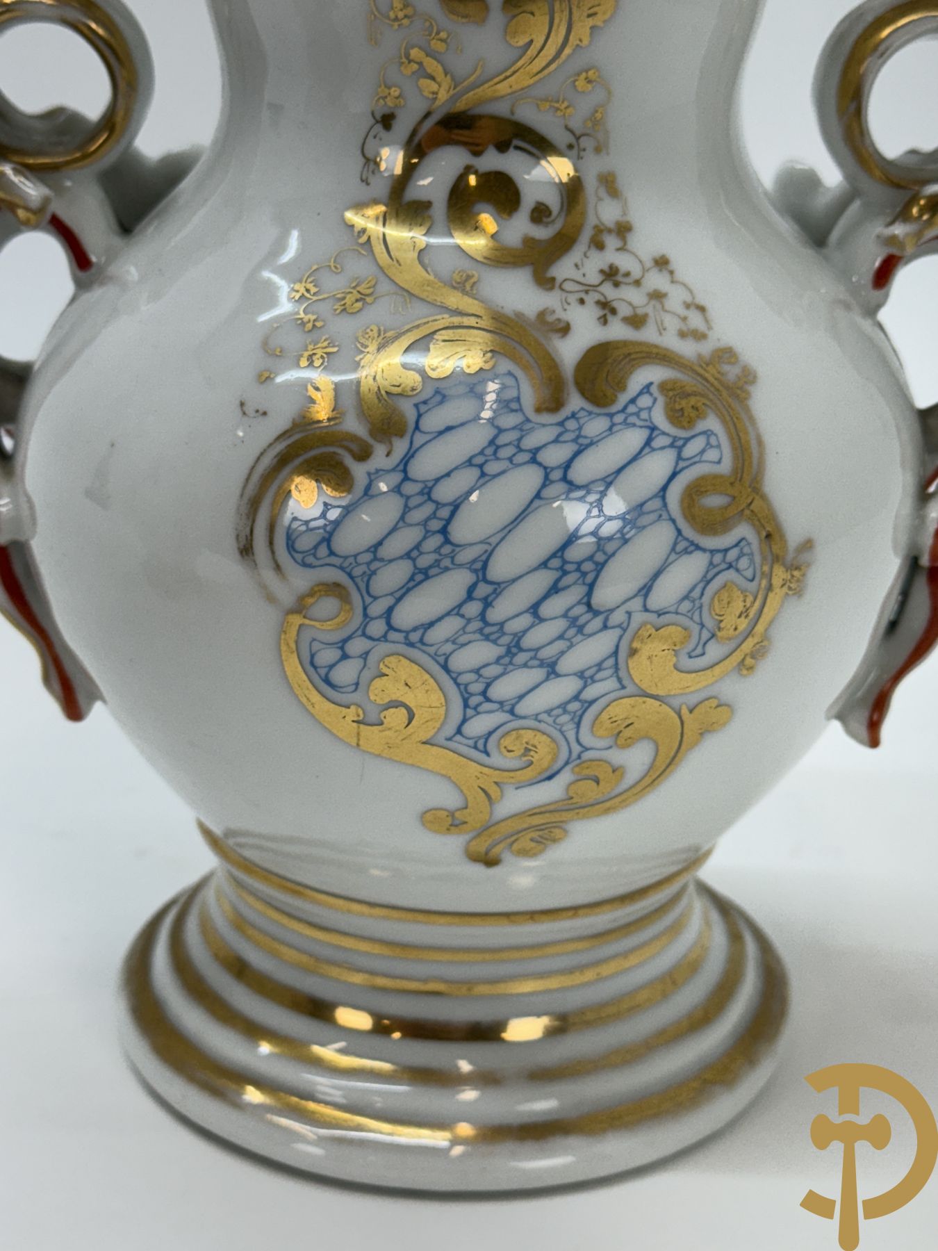 Paar Vieux Paris vazen met romantisch handbeschilderd tafereel