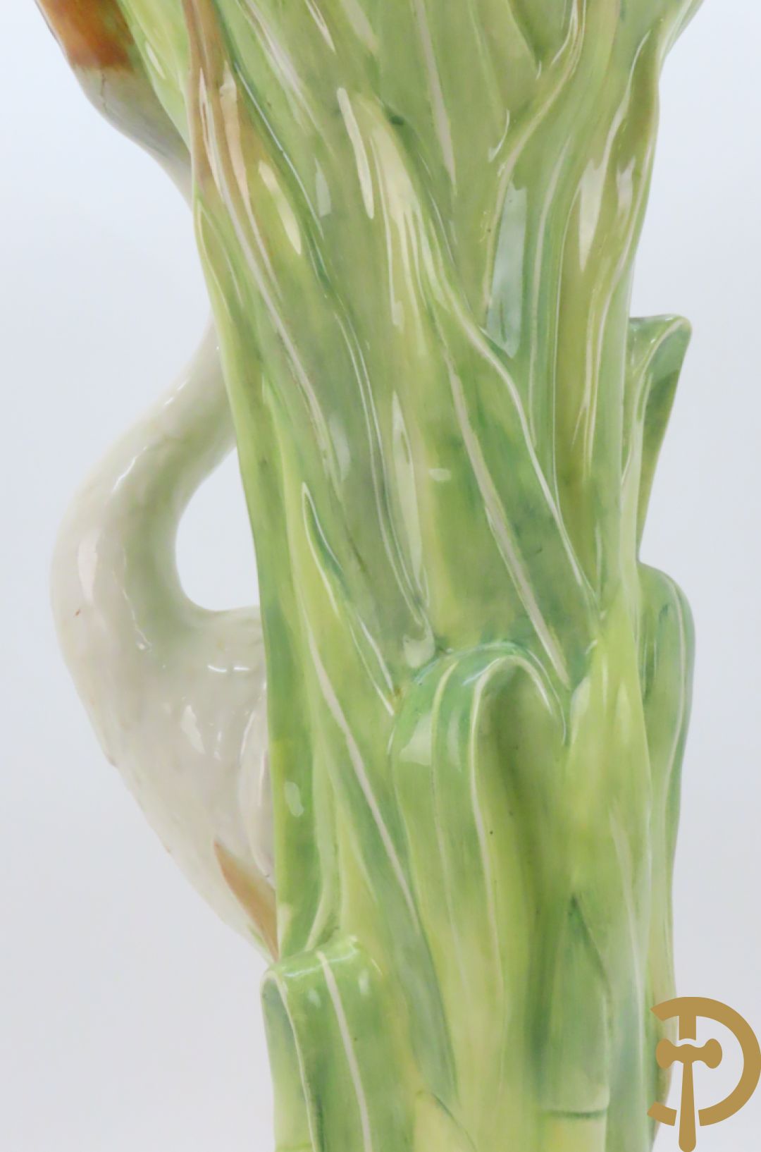 Keramieken zuil met ooievaar in het riet met cachepot erop, Italiaans, gemerkt