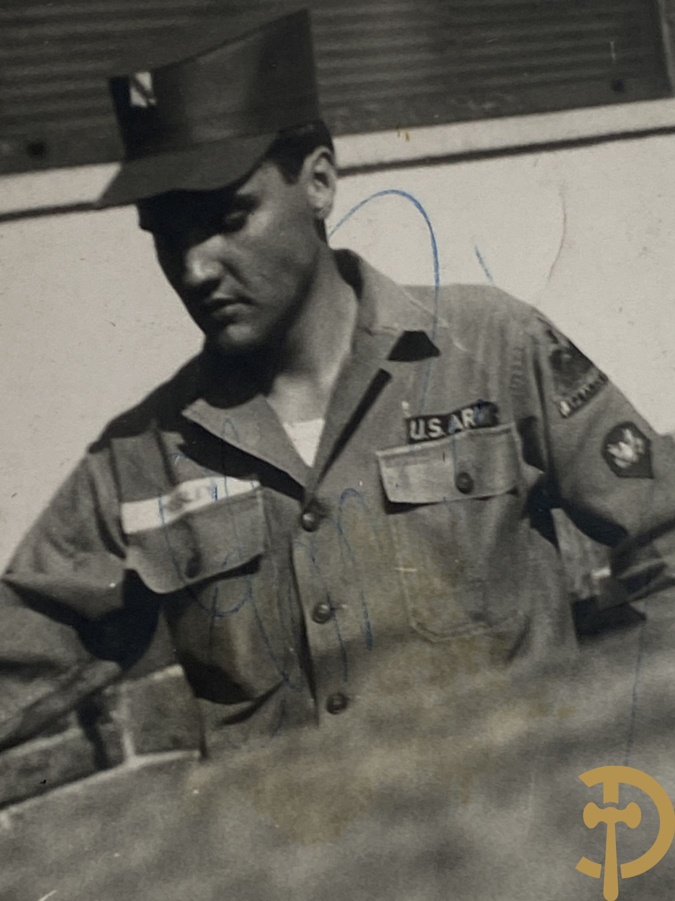 Presley Elvis getekend - authentieke oude foto van Elvis Presley tijdens zijn legerdienst in Duitsland Bad-Nauheim 1959, eigenhandig gesigneerd maar inkt deels verdwenen, krassen en sporen inkt nog zichtbaar