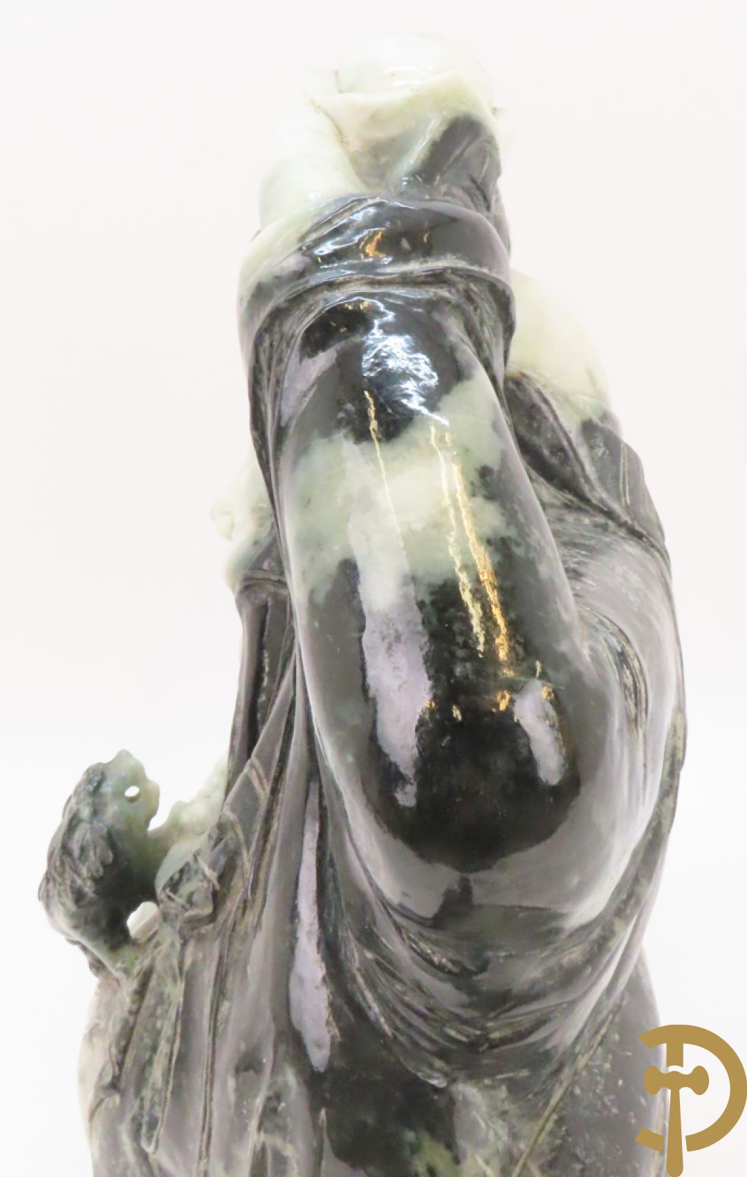 Zittende lachende boedha met kralenkrans en fo hond in gesculpteerde tweekleurige nefriet