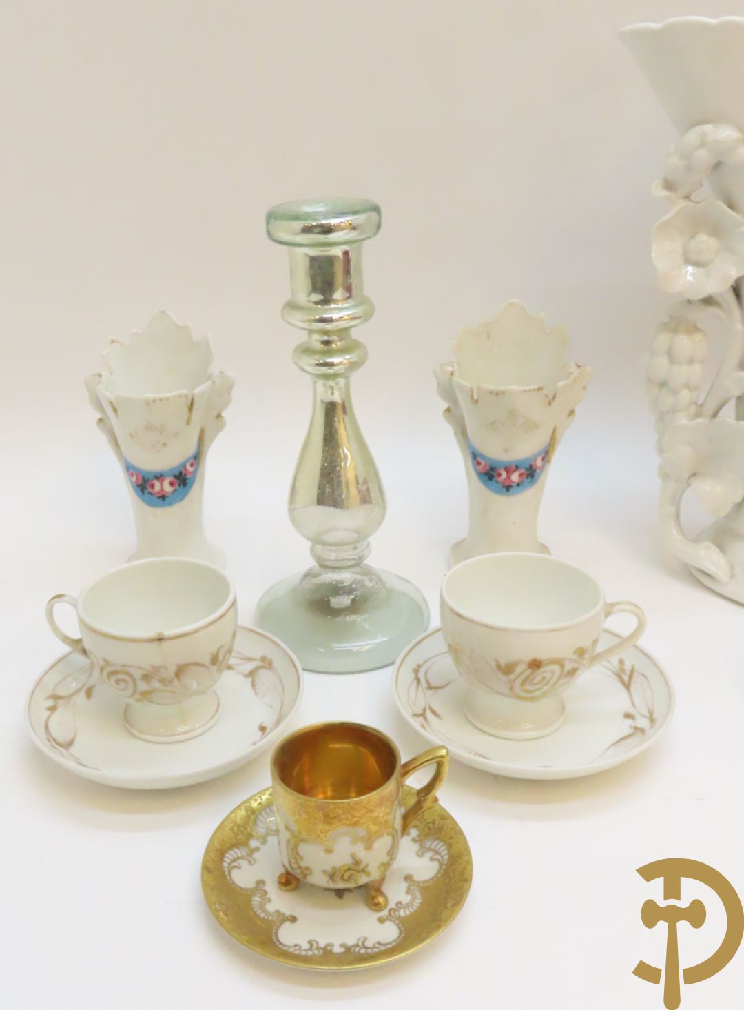 Mondgeblazen gekleurd glasservies + Chinees blauw/wit bord + Delfts bord + Vieux Bruxelles vaasjes e.a.