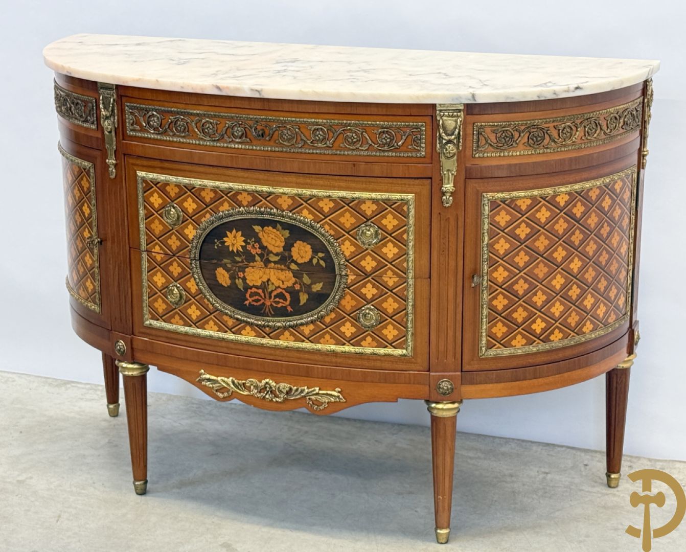 Halve maanvormige drieladencommode met 2 zijdelingse deuren, gemarketteerde bloemenmotieven en bronzen ornamenten, bovenaan bezet met marmeren blad
