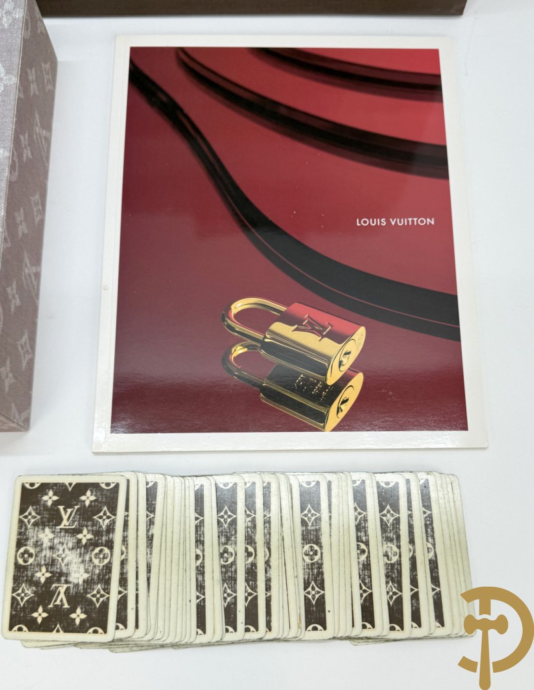 Boek Louis Vuitton, 100 Malles de Legende, door Pierre Leonforte, Editions de la Martinière + Louis Vuitton boekje + zakken Louis Vuitton + 2 kaartspellen Louis Vuitton