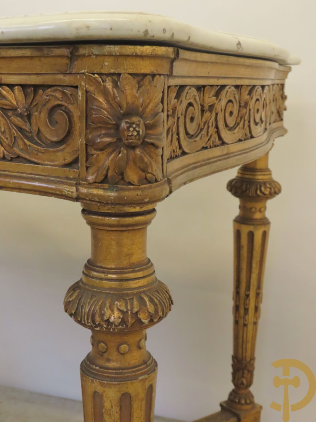 Vergulde salontafel met Louis XVI motieven op gecanneleerde poten