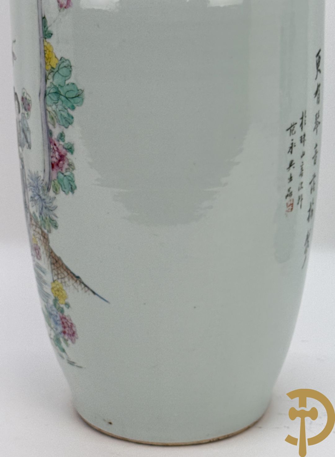 Paar Chinese porseleinen vazen met decor van dames in landschap