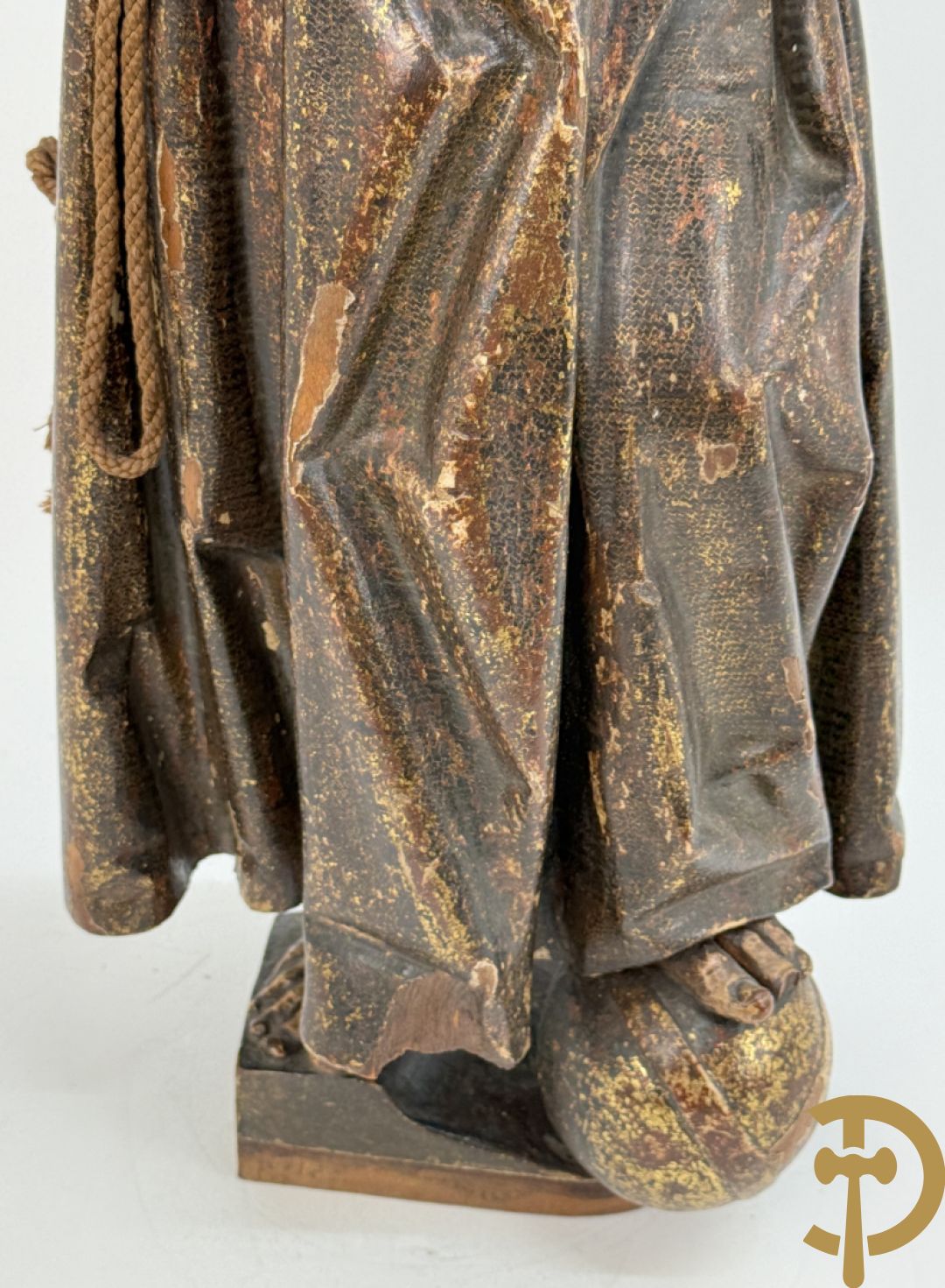 Gepolychromeerde houtsculptuur van Sint Antonius steunend met linkervoet op wereldbol