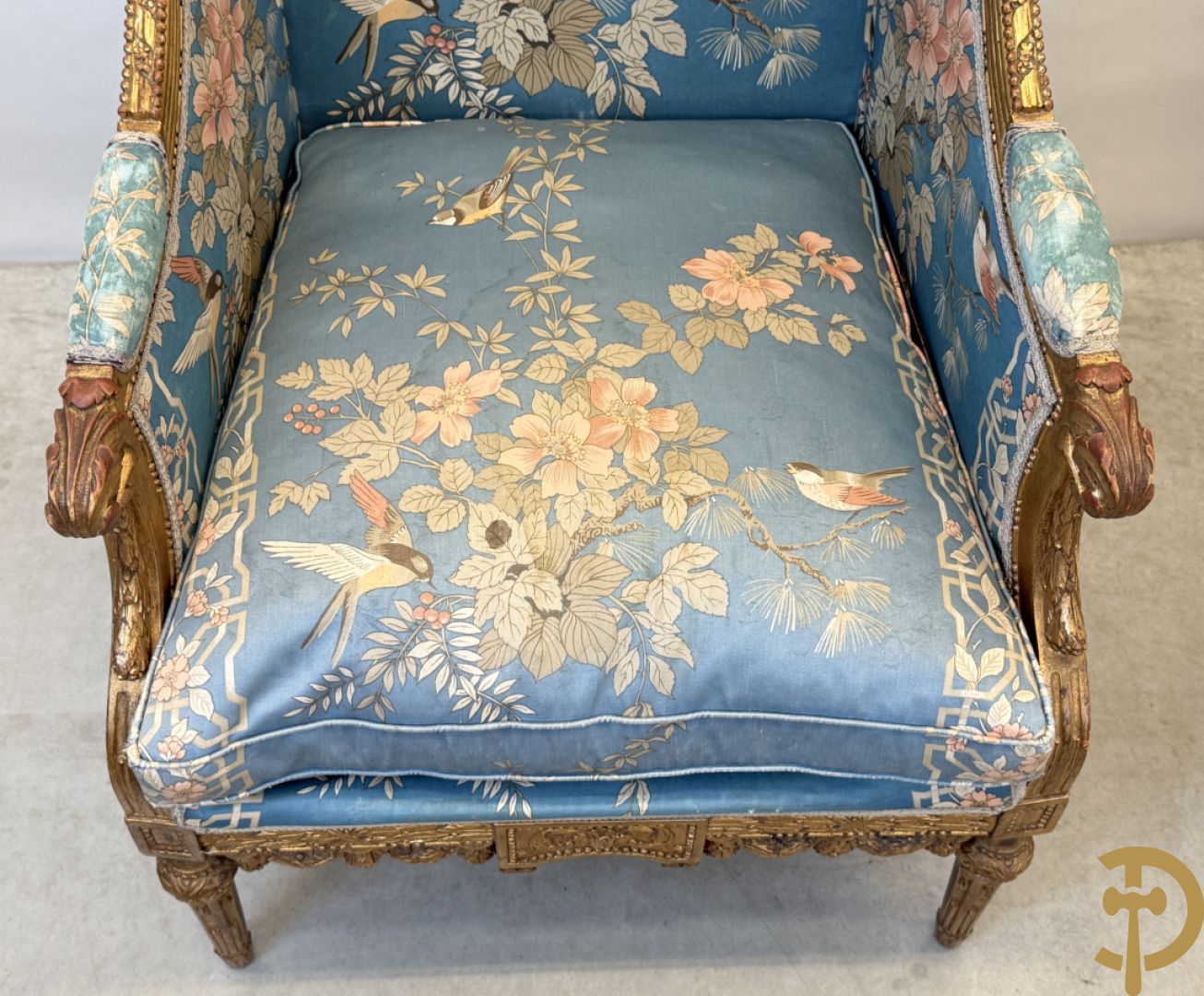 Twee vergulde bergères met gesculpteerde accanthusranken en guirlandes