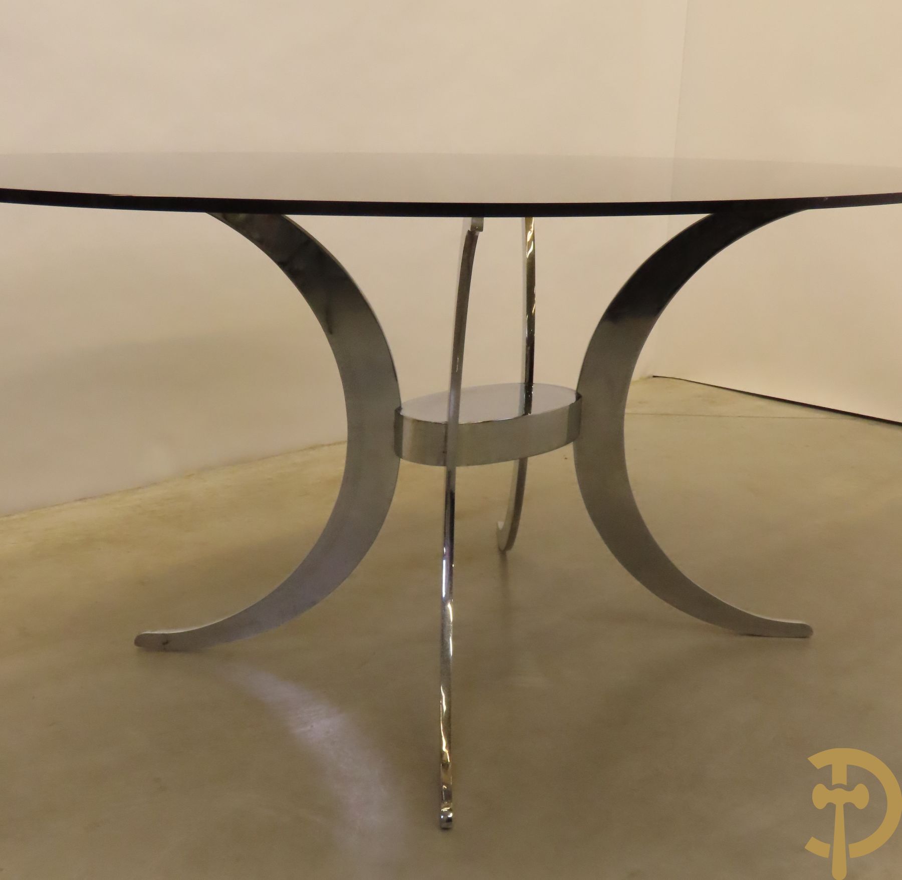 Vintage design tafel met ovaal gefumeerd glazen blad op chromé voet