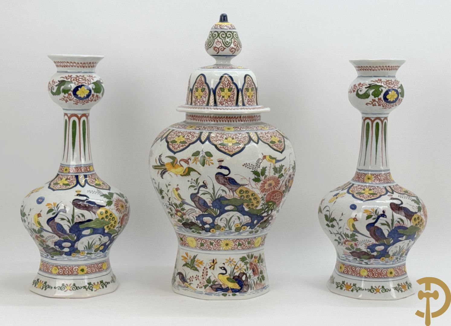 Driestel in polychrome faience met decor van vogels en bloemen bestaande uit dekselpotiche geflankeerd door 2 knobbelvazen, Boch 104/5