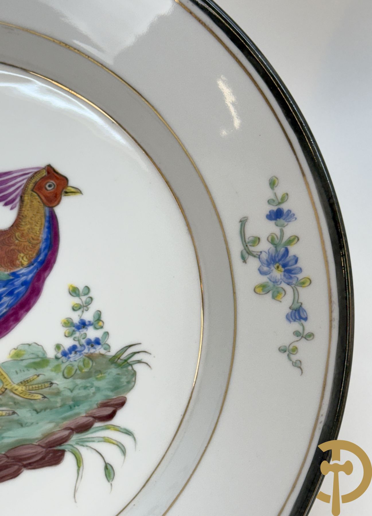 Paar handgekleurde Franse porseleinen borden met vogeldecor, 19e