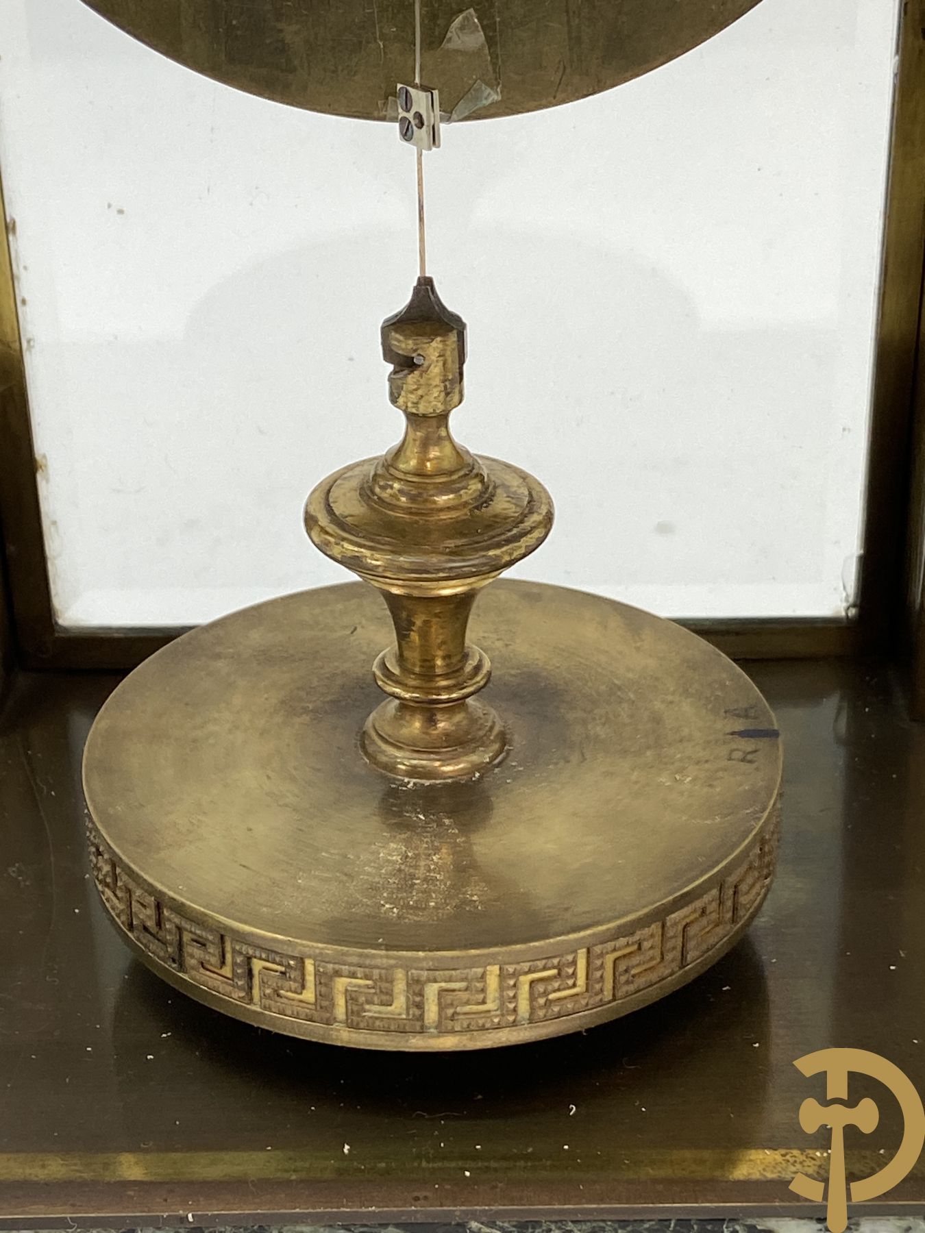 Franse pendule met bronzen basrelief van cupido