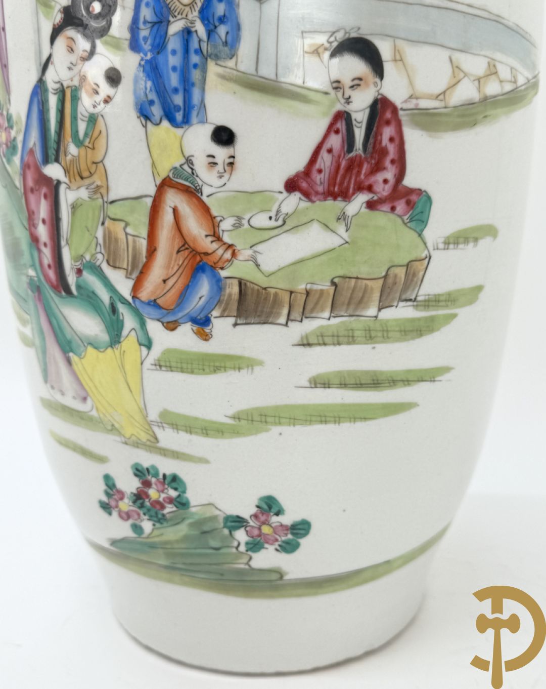 Twee rolvazen met bloemen- en vogeldecor + dekselpotiche met vogeldecor + Chinese vaas met decor van dames en kinderen