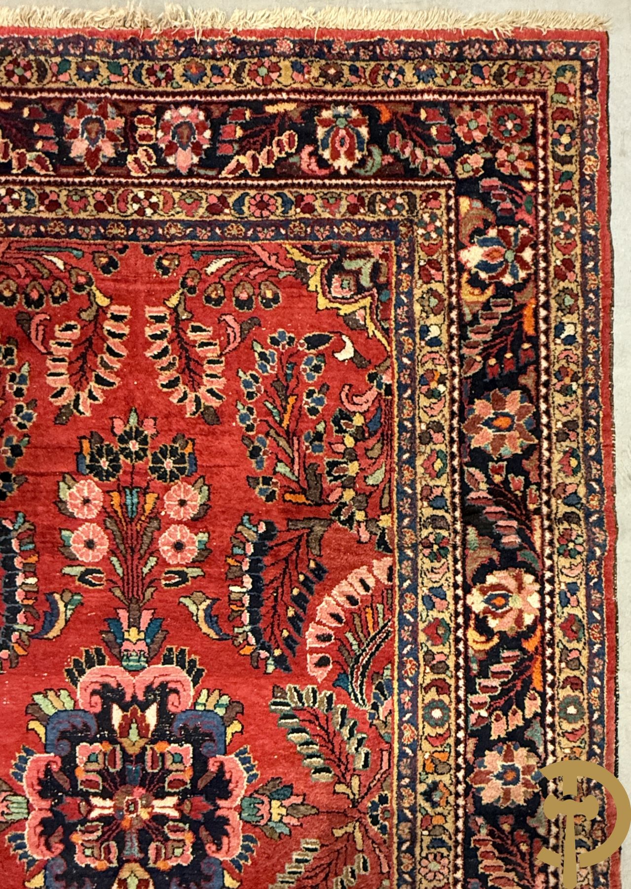 Oosters handgeknoopt tapijt met rode fond, bloemen en accanthusranken