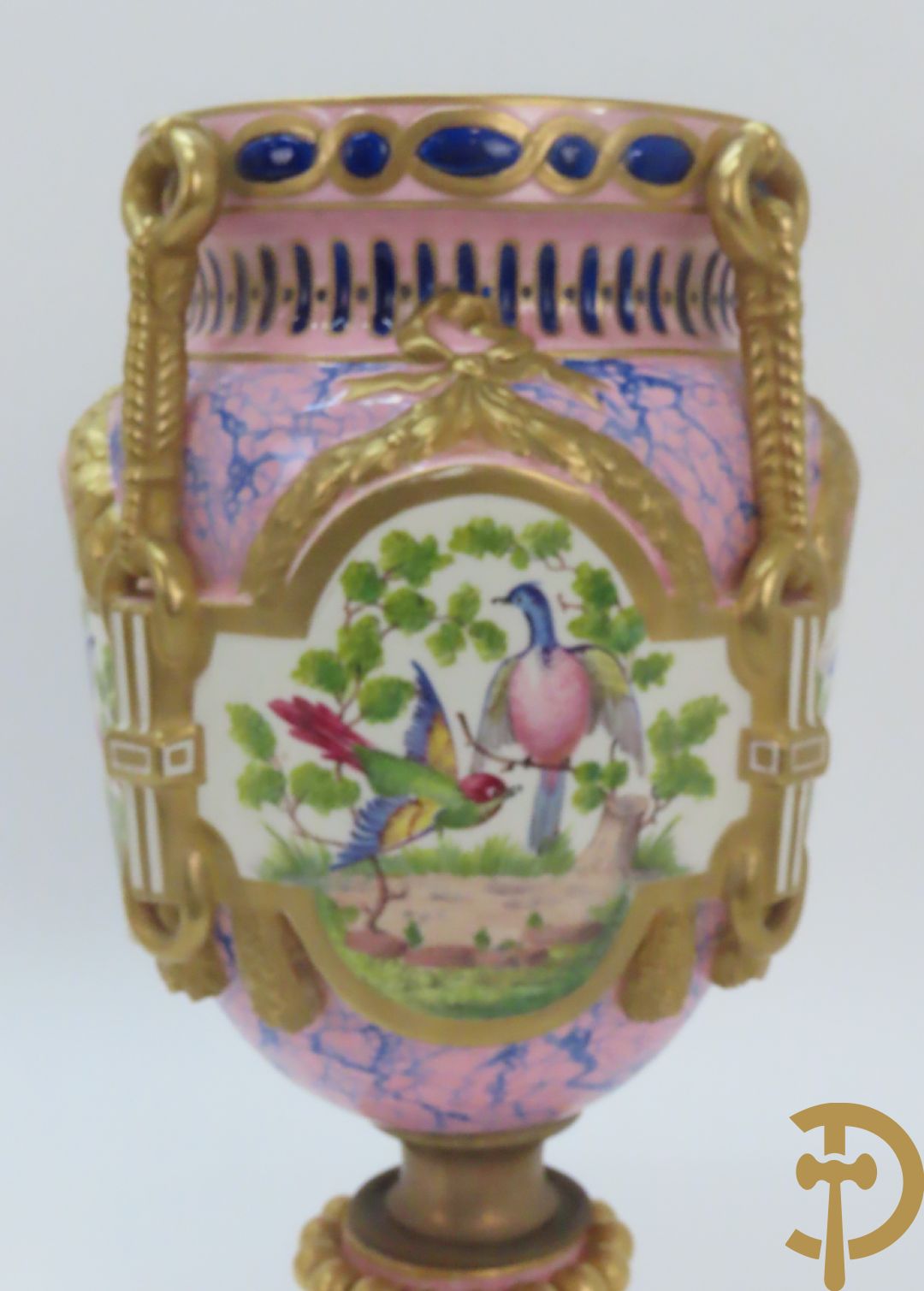 Franse porseleinen dekselpotiche bezet met decor van vogelmotieven en Louis XVI strikken, FB gemerkt