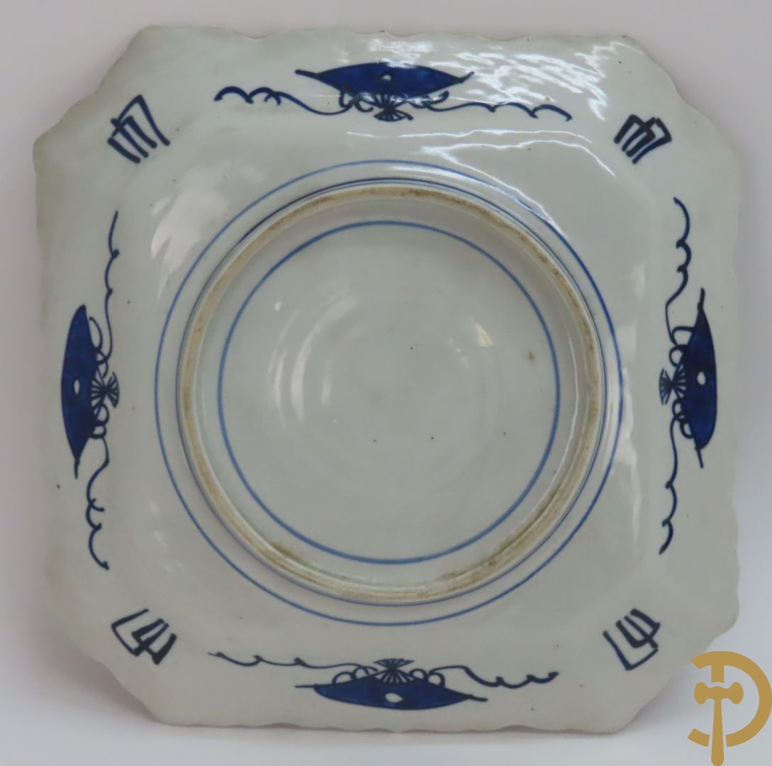 Drie vierkante Imari borden