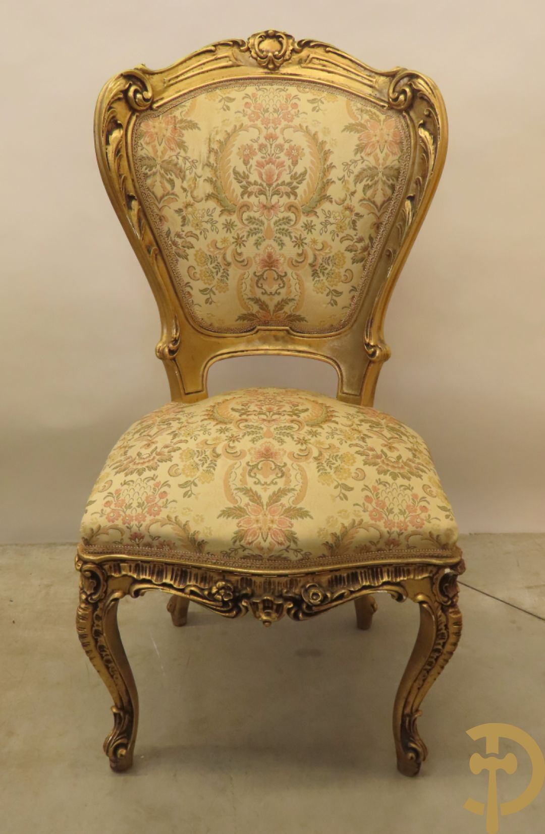 Uitzonderlijke vergulde Louis XV eetkamer bestaande uit vijfdeursdressoir met voluutvormige accanthusranken en rocailles, beschilderd met bloemenmotieven en centraal tafererel met hoornen des overvloeds + bijhorende spiegel vergulde tafel op voluutvormige poten met zes bijhorende stoelen + vitrine met accanthusranken en centrale deur, op voluutvormige poten