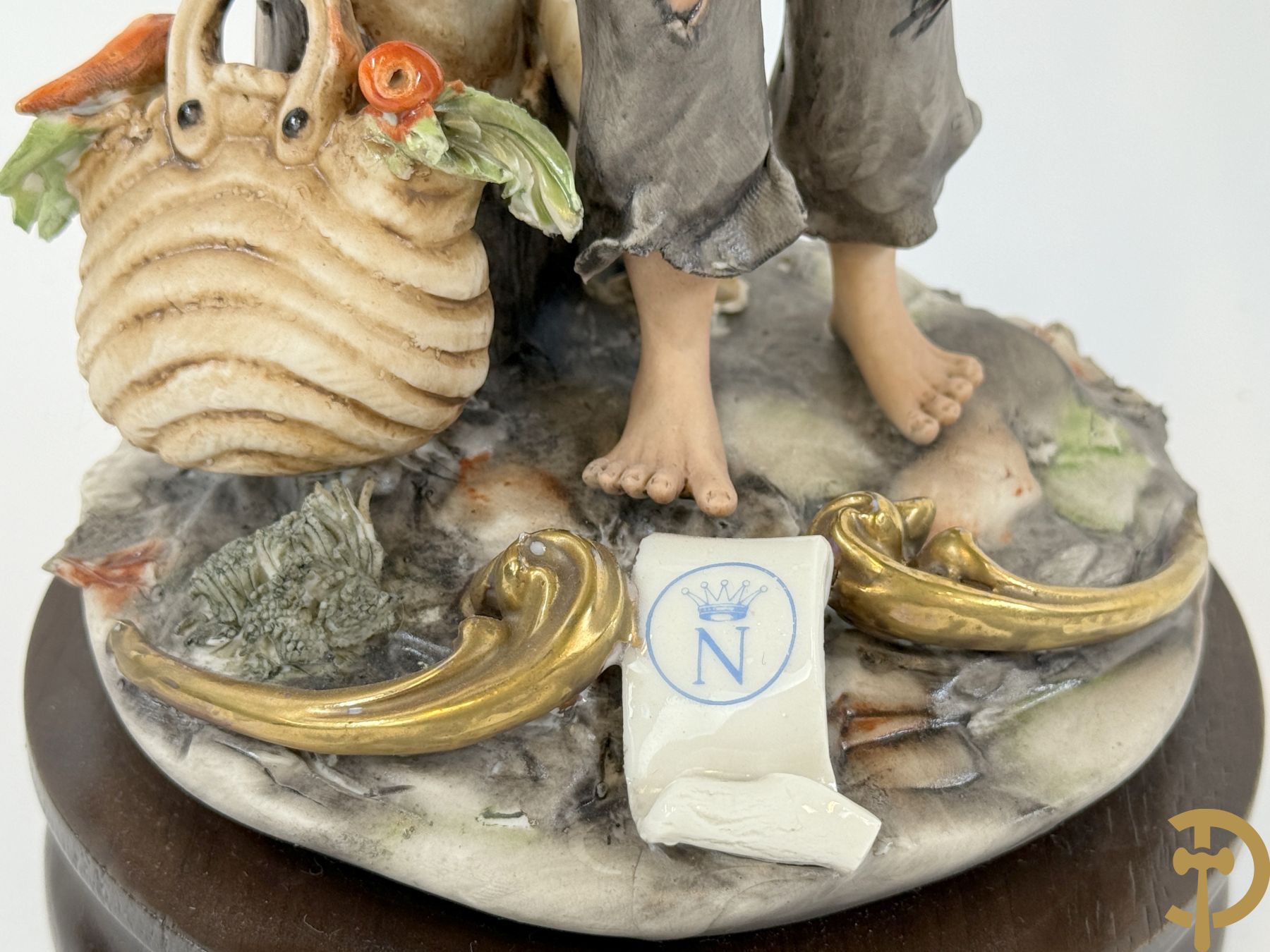 Twee grote Italiaanse groepen in 
gekleurde biscuit : jongens plukken appels - onderonsje aan tafel + 4 groepen in gekleurde Italiaanse biscuit