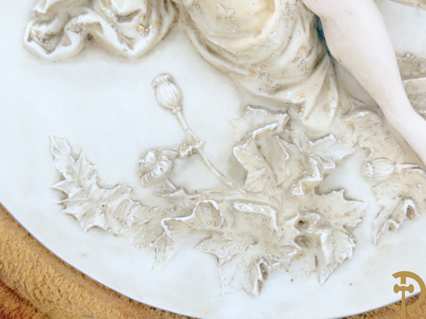 Paar ovale porseleinen plakkettes met elegante dame in bloemenveld