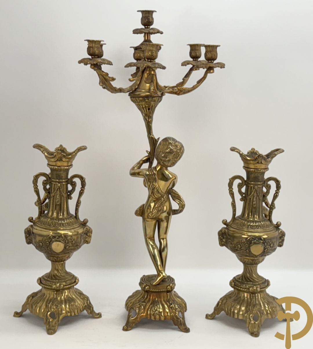 Paar koperen cassolettes bezet met ramskoppen dragende een cupido + koperen beeld van jongeman met zevenarmige kandelaar