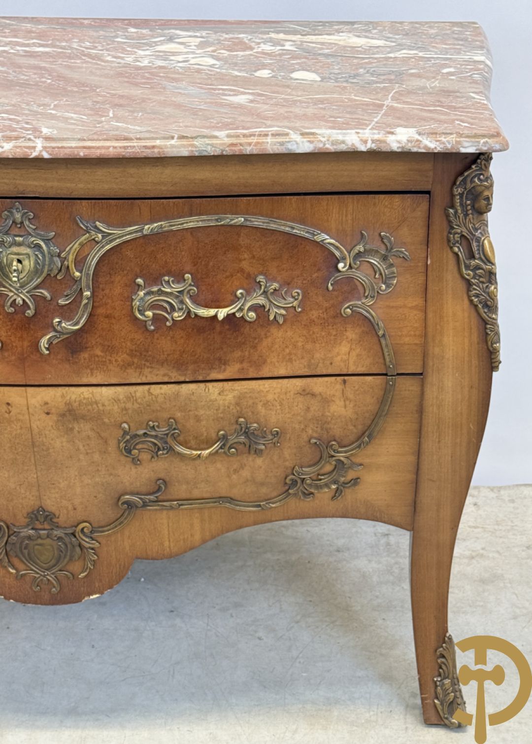 Notelaren Louis XV tweeladencommode met bronsbeslag en marmeren blad