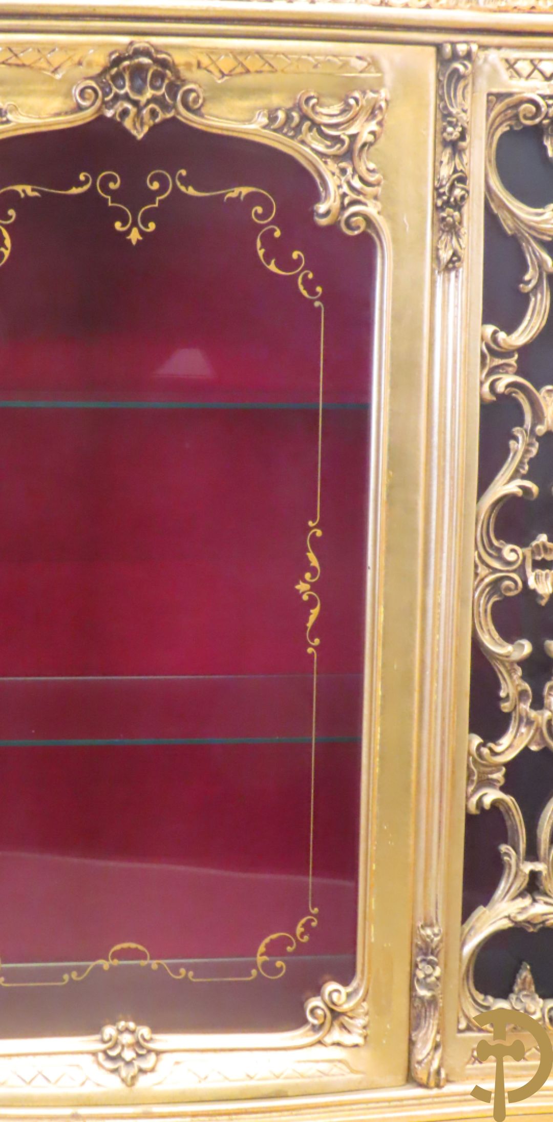 Uitzonderlijke vergulde Louis XV eetkamer bestaande uit vijfdeursdressoir met voluutvormige accanthusranken en rocailles, beschilderd met bloemenmotieven en centraal tafererel met hoornen des overvloeds + bijhorende spiegel vergulde tafel op voluutvormige poten met zes bijhorende stoelen + vitrine met accanthusranken en centrale deur, op voluutvormige poten