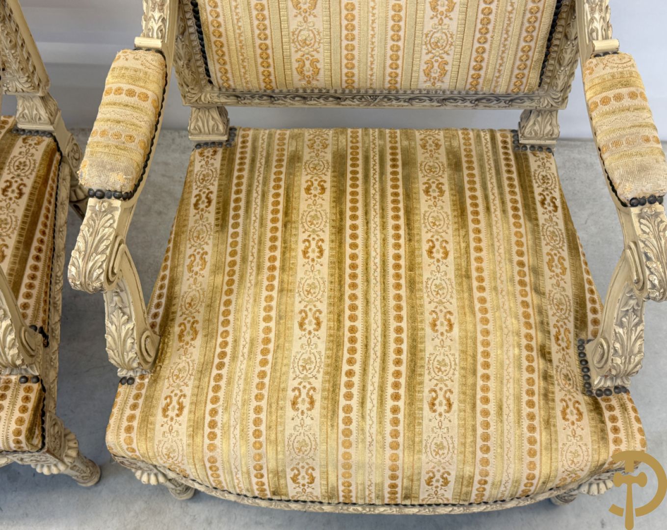 Gemonochromeerd salonensemble met gesculpteerde bladranken bestaande uit canapé, 2 armzetels en 3 stoelen