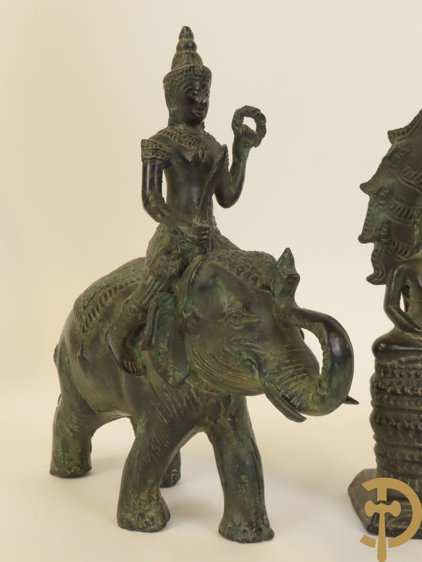 Aziatica bestaande uit bronzen zittende boedisatsvat onder boom, 2 bronzen olifanten met Indische figuren, bronzen zittende boedha, 4 Aziatische houtsculpturen van wijsgeren, Japanse dame in Satsumat en gipsen geknielde geisha